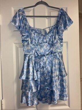 Altar’d State Blue Floral Satin Tiered Mini Dress size Large 💙🤍💙🩵